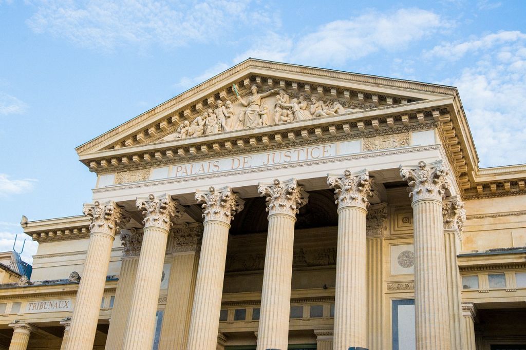 Façade majestueuse du Palais de Justice de Paris avec colonnes corinthiennes